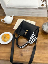 حقيبة يد نسائية كبيرة الحجم باللون الاسود مع شريط ستان ملون - KSA